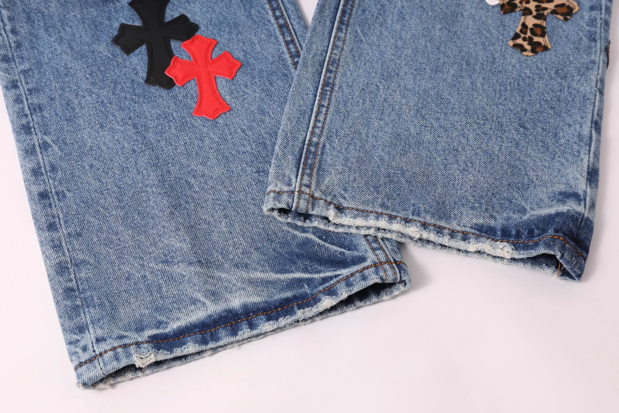 P280 Style No.: H882 Chrome Heart & Chrome Heart Blue Pants Colored Leather Heavy Duty Jeans ChromeHearts#Design Jeans Invincible Texture Ceiling-Level Jeans Hard to Find at the Counter‼ ️ Cross patchwork leather jeans, top-notch heavy-duty washing process, calfskin laser-cut cross, distressed silver hardware, straight version to make the upper body slimmer, that lesbian style Color: blue Size: 28-30-32-34-36